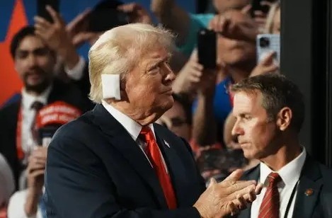 Ong Trump xuat hien voi bang tai trang hinh anh