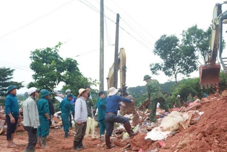 Lam Dong lap to, doan cong tac xu ly cac diem nguy co sat lo hinh anh