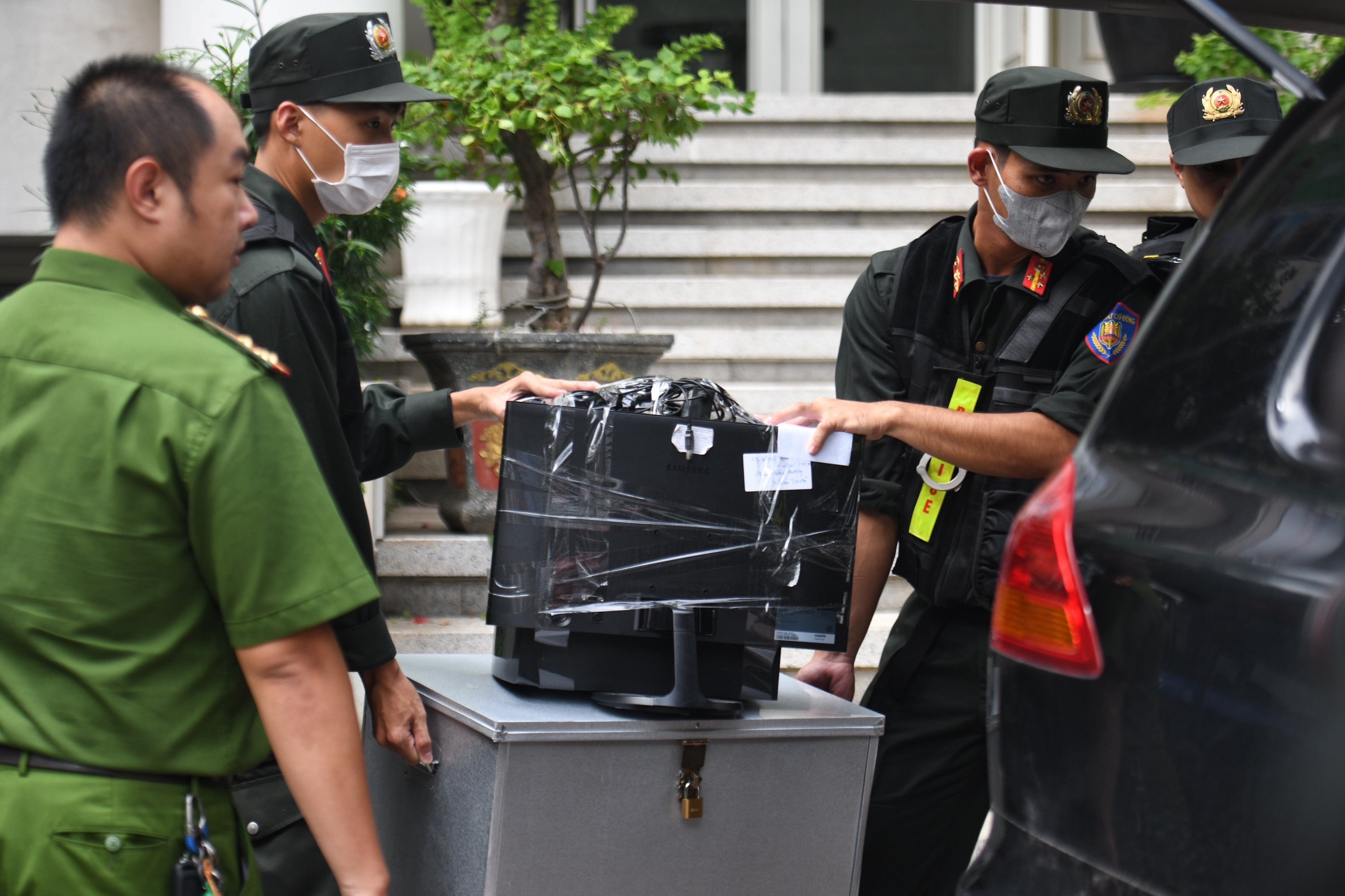 Xe bien xanh cho hang chuc thung carton roi nha CEO Quoc Cuong Gia Lai hinh anh