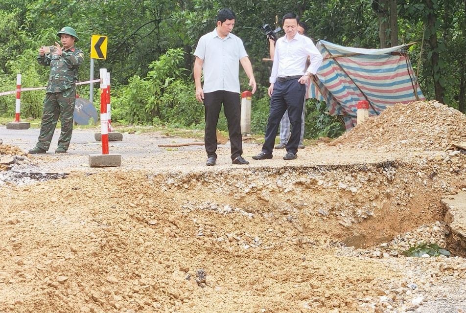 Dong duong do sut truot nghiem trong tren quoc lo 16 o Nghe An hinh anh