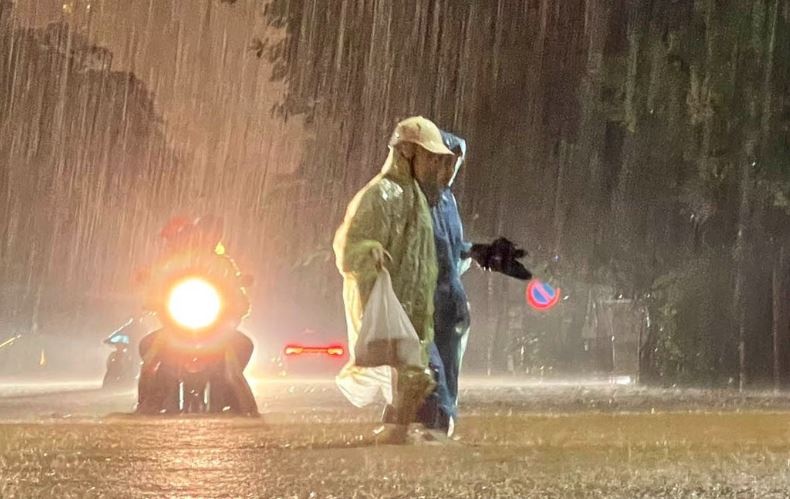 Thoi tiet 23/7: Bao Prapiroon gay mua lon o Bac Bo hinh anh