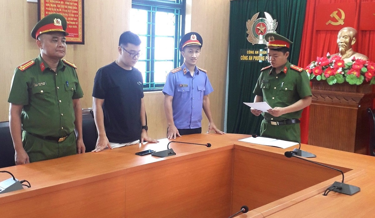 Cong nghe cao,  Chiem doat tien ty anh 1