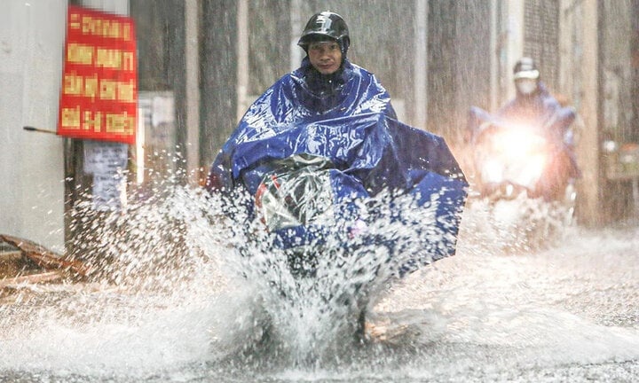 Bao so 2 huong vao dat lien, Bac Bo va Thanh Hoa sap hung dot mua lon hinh anh