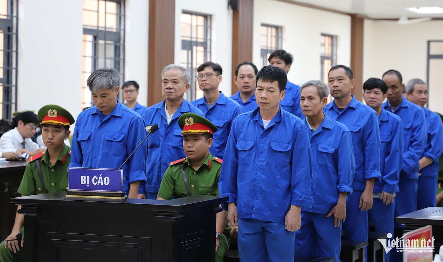 Loat cuu can bo,  Rut ruot ngan sach,  Di chuc Tet anh 1