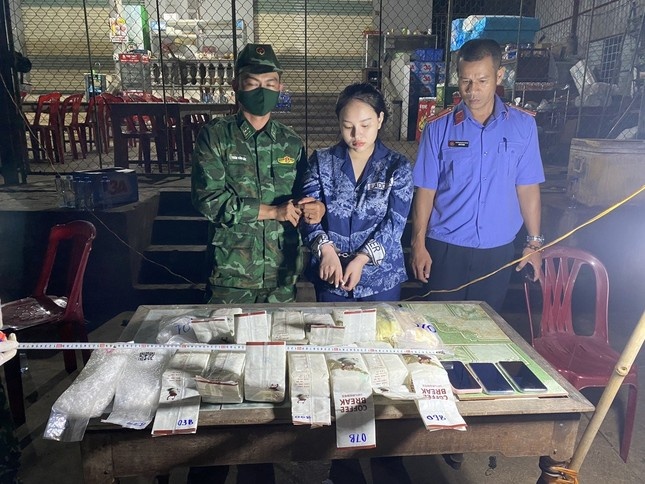 Loi khai cua co gai van chuyen hang chuc kg ma tuy tu Lao ve Viet Nam hinh anh
