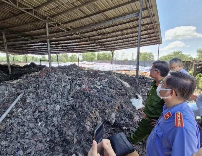 Khoi to giam doc Cong ty An Hung Nong xa thai trai phep ra moi truong hinh anh