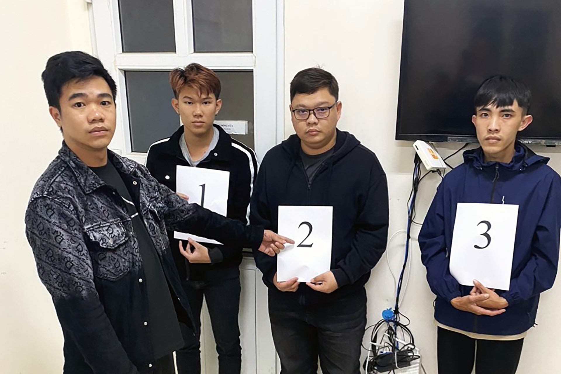 Bat nhom lua ban tien gia qua mang xa hoi, chiem doat hon 6 ty dong hinh anh