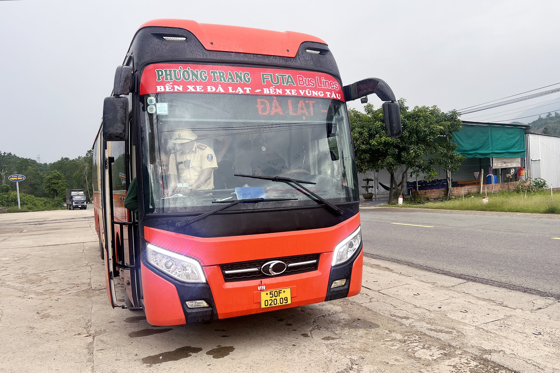 Tai xe vi pham nong do con khi dang cho 33 hanh khach hinh anh