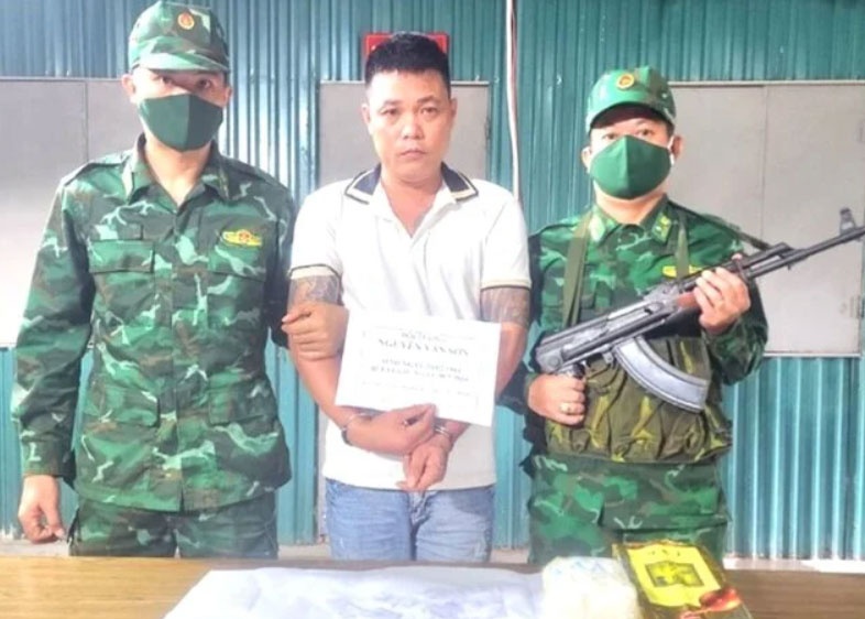 Bat 2 tai xe container van chuyen ma tuy tu Lao ve Viet Nam hinh anh