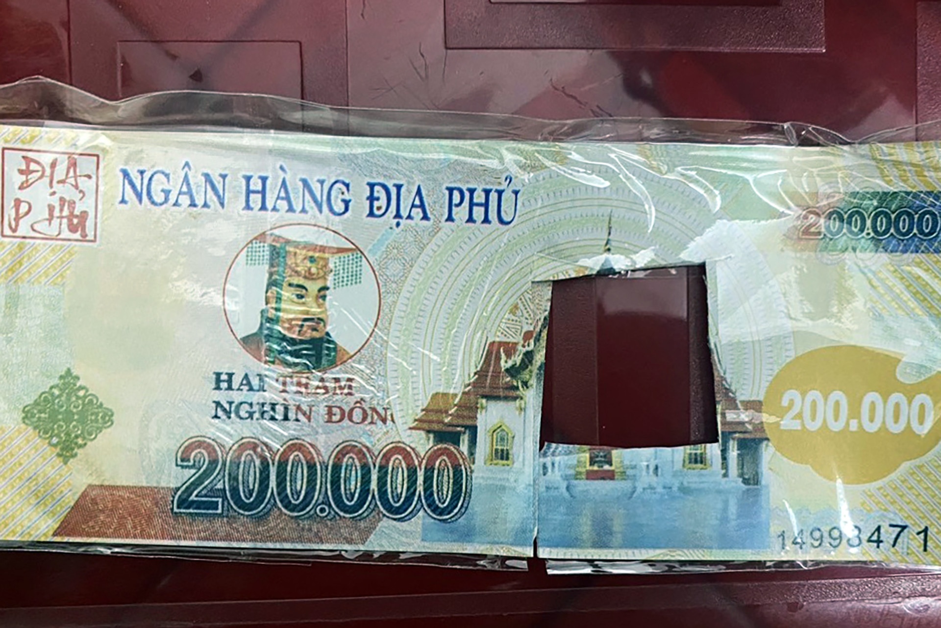 Lua ban tien gia,  Qua mang xa hoi anh 2