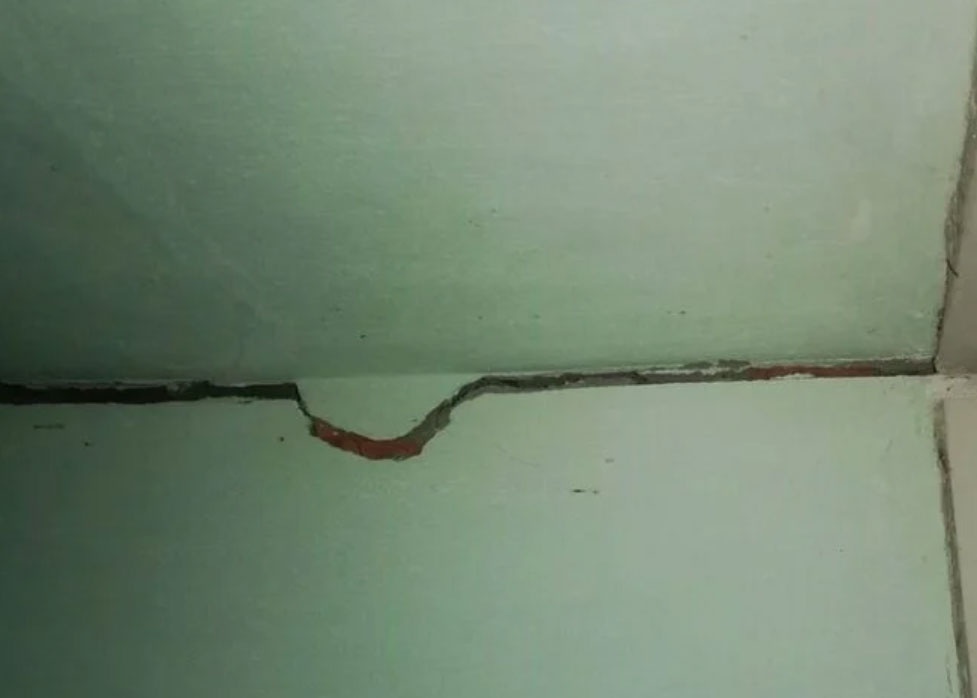 Truong hoc, tram y te, nha dan nut tuong sau dong dat o Kon Tum hinh anh