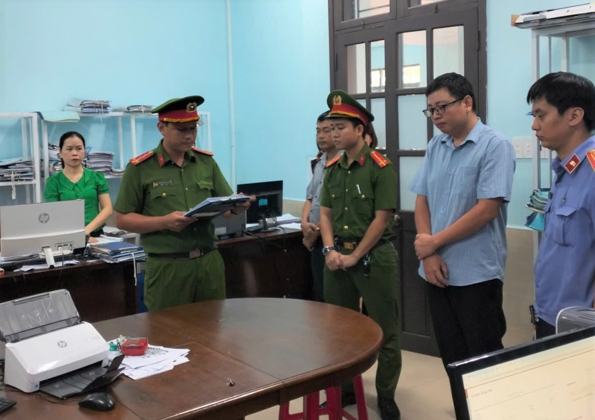 Cap 13 so do trai quy dinh, 4 can bo o Quang Nam bi bat hinh anh