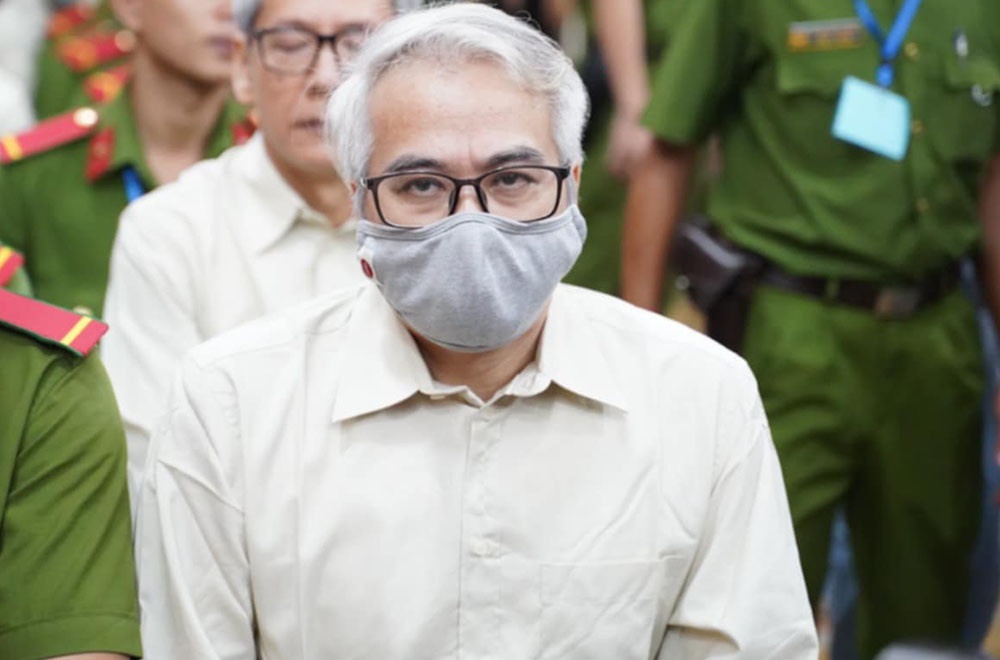 Cuu cuc truong dang kiem khai dua tien nho nguoi do la tin tuc hinh anh