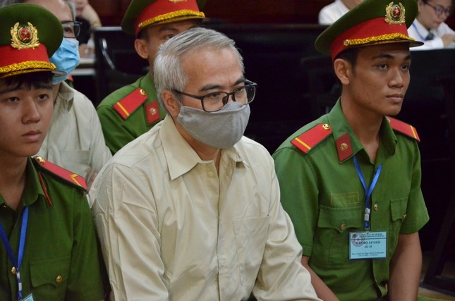 Cuu truong phong khai viec ban bac 'chot' muc thu chi tien nhan hoi lo hinh anh