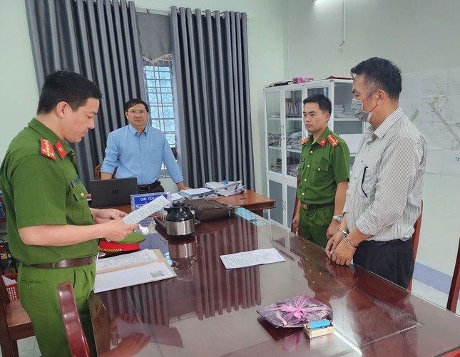 Nguyen Ngoc Xuan,  Chu tich xa anh 1