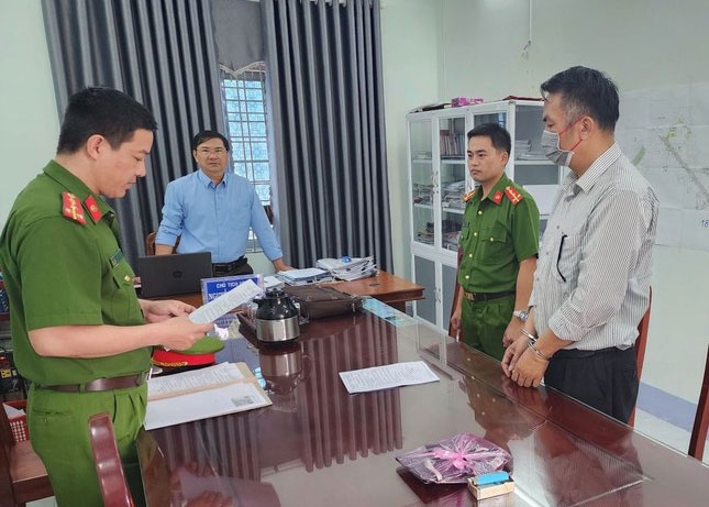 De nghi xu ly nguyen chu tich xa ky xac nhan ho khau trai quy dinh hinh anh