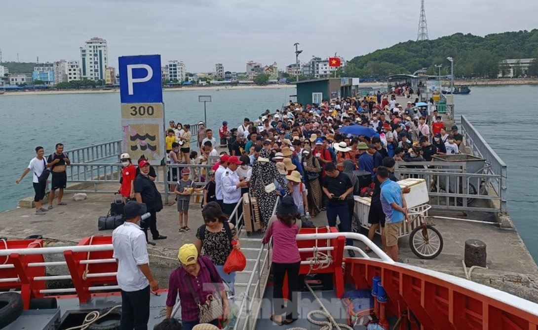 Quang Ninh cam bien tu 12h trua nay hinh anh