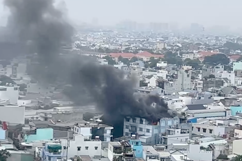 Giai cuu 11 nguoi mac ket trong cong ty boc chay o TP.HCM hinh anh