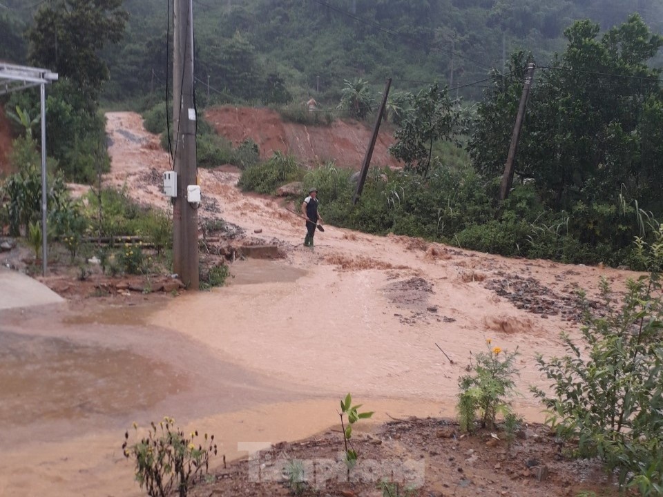 Lu tren doi do xuong khien mot be gai tu vong o Hoa Binh hinh anh