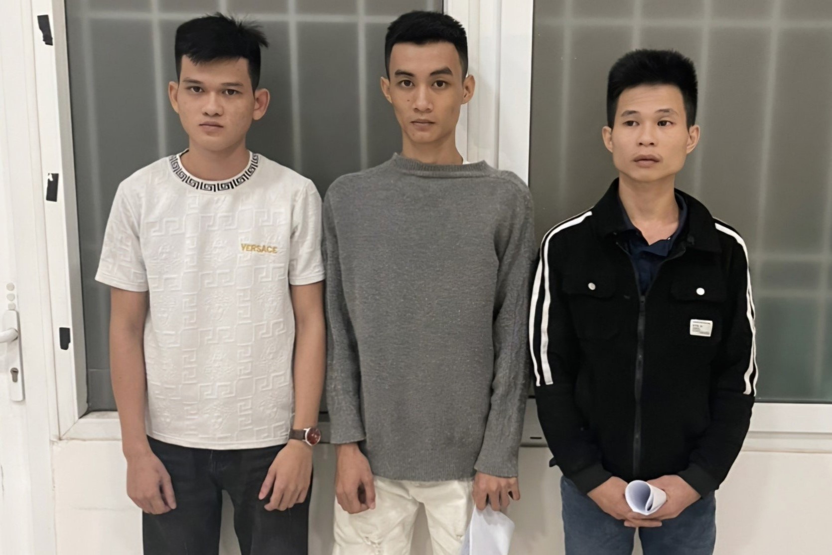 Dung den do,  Danh bat tinh anh 1