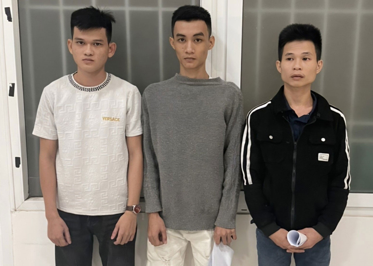 Dung den do, nguoi dan ong bi 3 thanh nien danh bat tinh, cuop tai san hinh anh