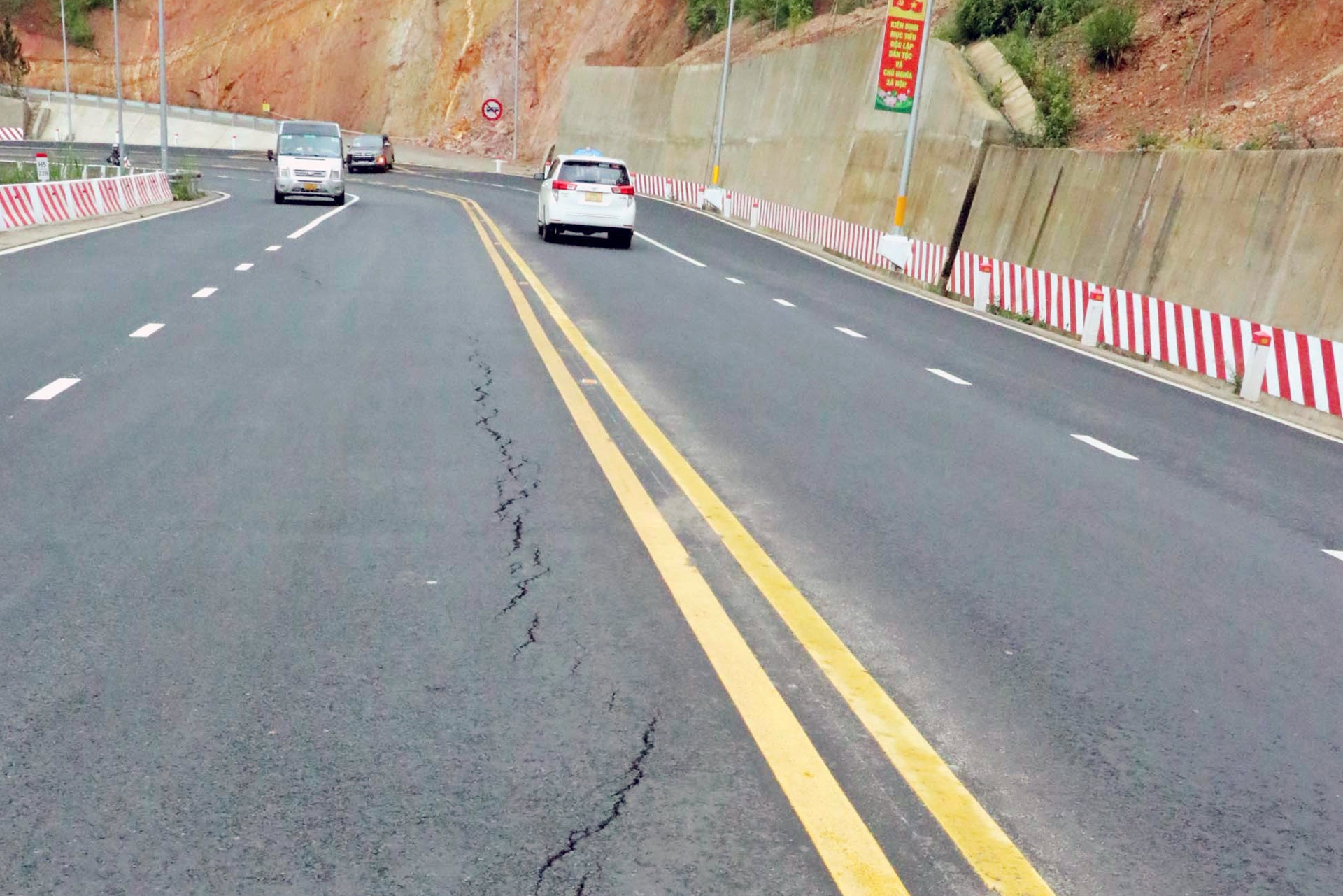 Xuat hien vet nut dai hon 20 m tren mat duong deo Prenn o Da Lat hinh anh