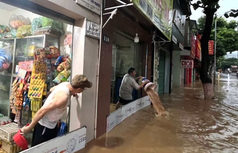 Am anh dem chay lu lon nhat trong 30 nam o TP Son La hinh anh