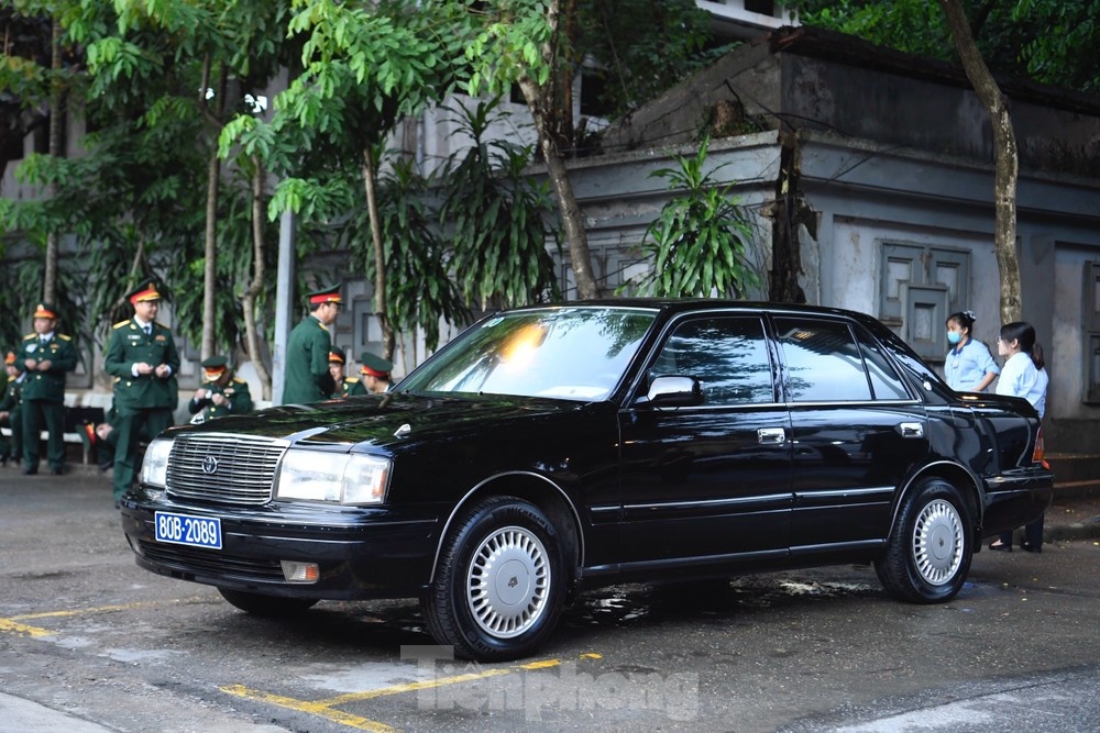 Toyota Crown anh 11