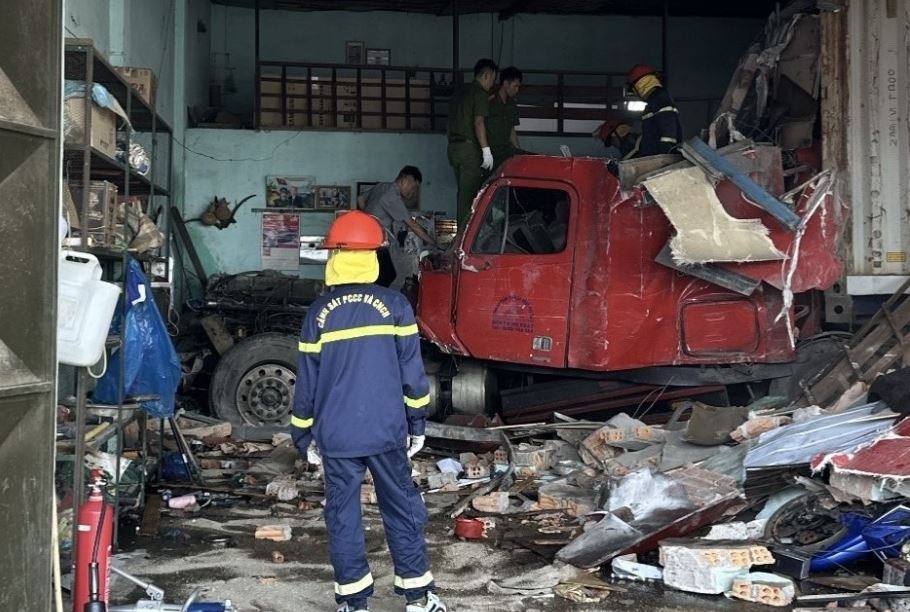 Xe container lao vao nha dan, it nhat 3 nguoi tu vong hinh anh