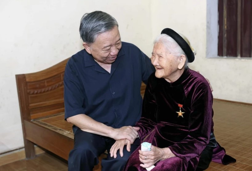 Chu tich nuoc To Lam tham Trung tam Dieu duong Thuong binh Thuan Thanh hinh anh