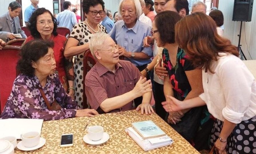 Buoi hop lop cuoi cung va loi hen 'gap nhau nhieu hon' cua Tong Bi thu hinh anh