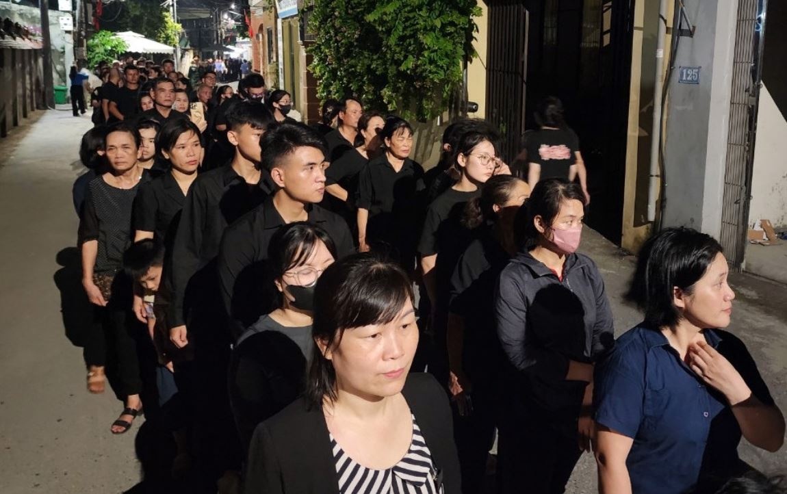 Hon 36.000 nguoi vieng Tong Bi thu tai que nha hinh anh