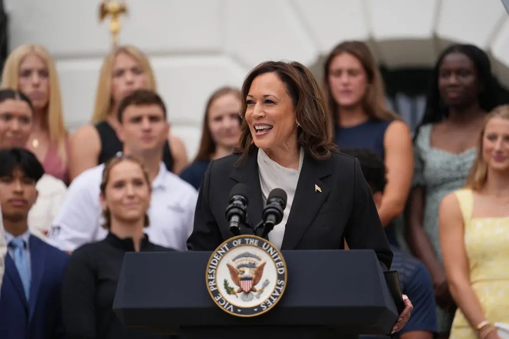 Tham do cua CNN: Ba Harris thu hep khoang cach voi ong Trump hinh anh