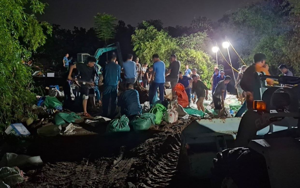 Xuyen dem khac phuc su co sat lo de tai Thanh Tri hinh anh