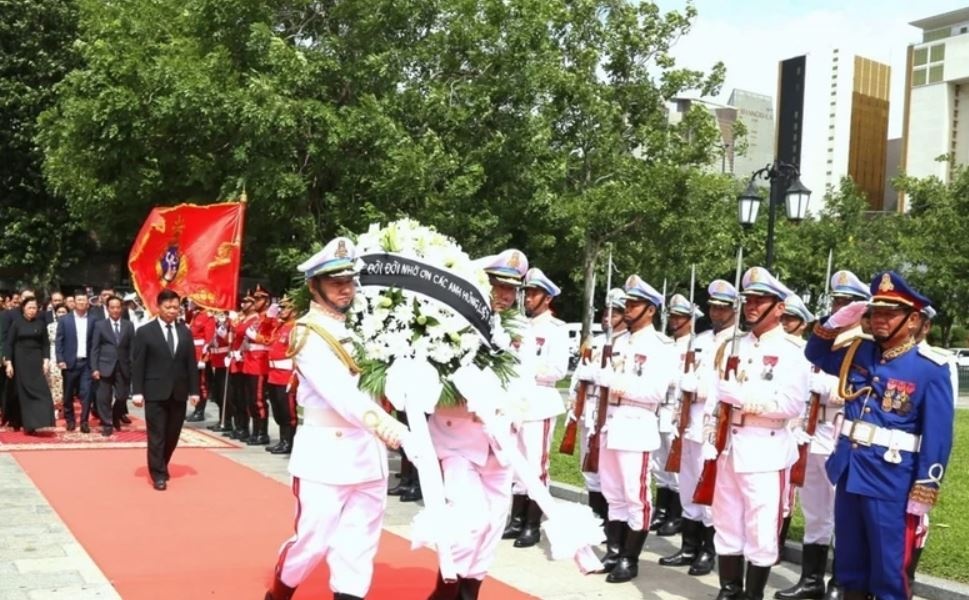 Dang huong tri an cac anh hung liet si tai Campuchia hinh anh