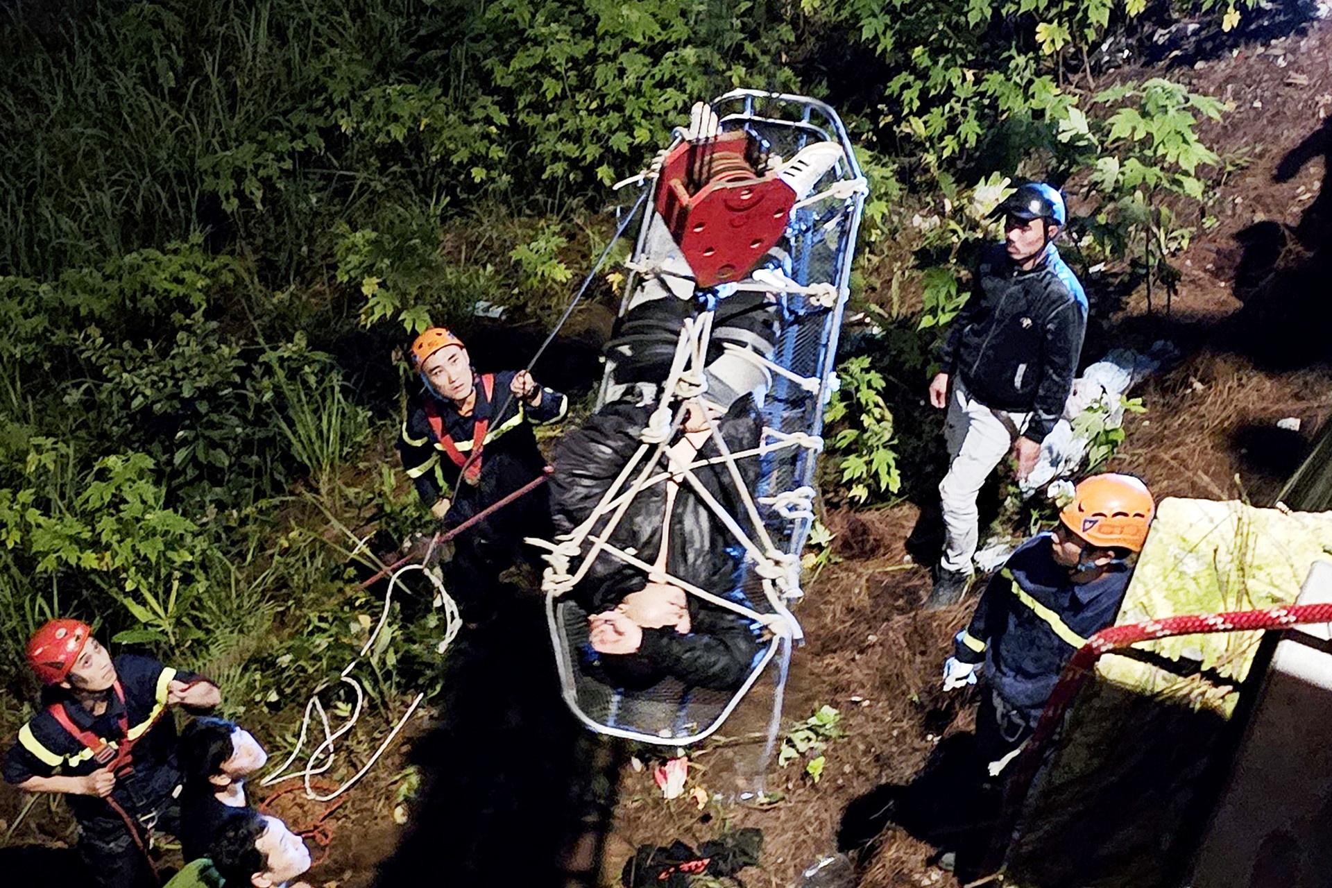 Cuu thanh nien roi xuong deo Prenn o Da Lat hinh anh