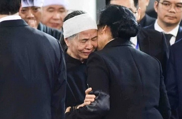 Khoanh khac se chia giua phu nhan hai Tong Bi thu Viet - Lao hinh anh