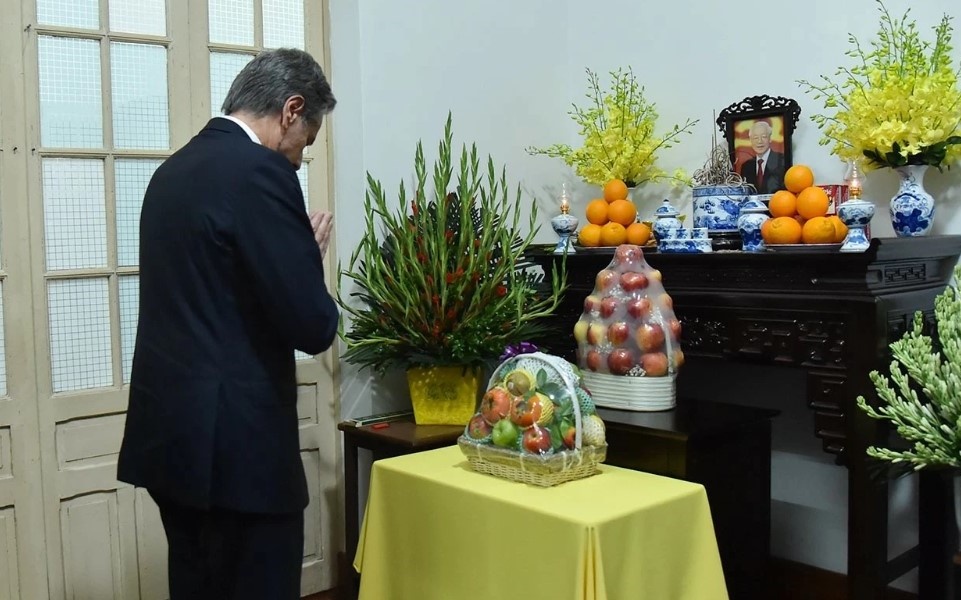 Ngoai truong Antony Blinken thap huong tai nha TBT Nguyen Phu Trong hinh anh