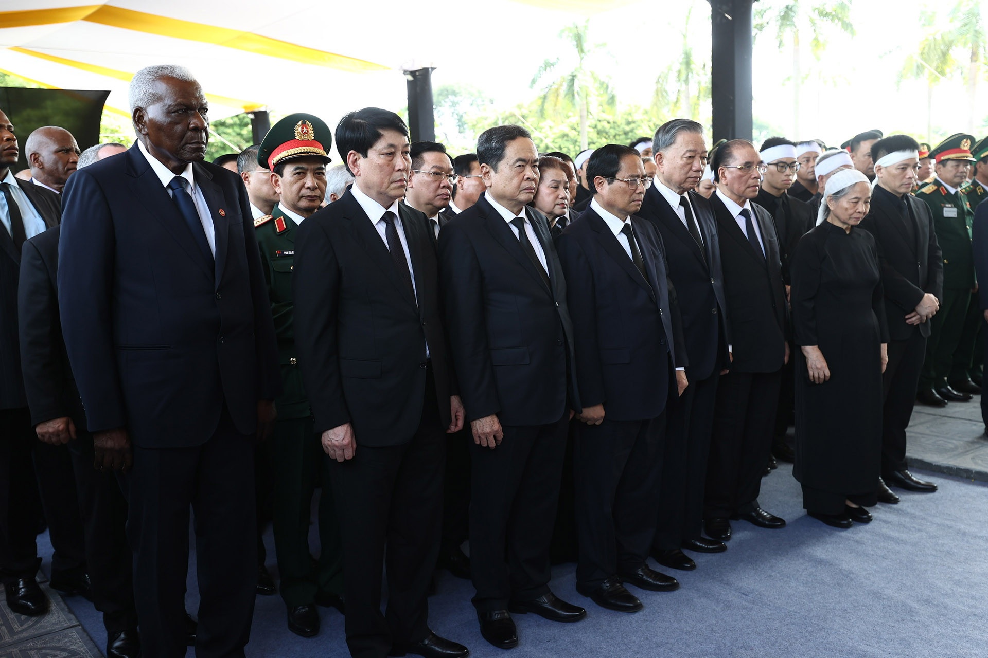 Hon 252.000 luot nguoi den vieng Tong Bi thu Nguyen Phu Trong hinh anh