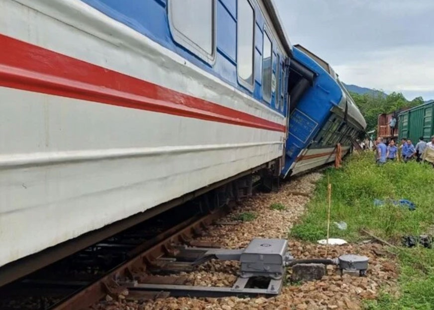 Tau SE11 trat banh o Thua Thien - Hue, duong sat Bac - Nam bi te liet hinh anh