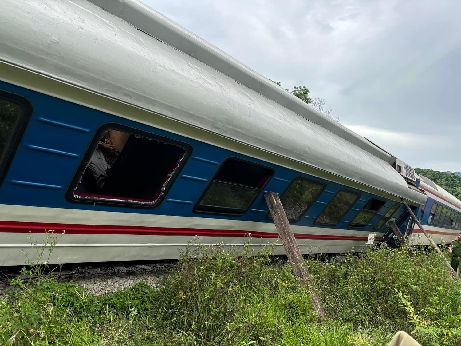 Tau SE11 khac phuc xong su co trat duong ray tai Thua Thien - Hue hinh anh