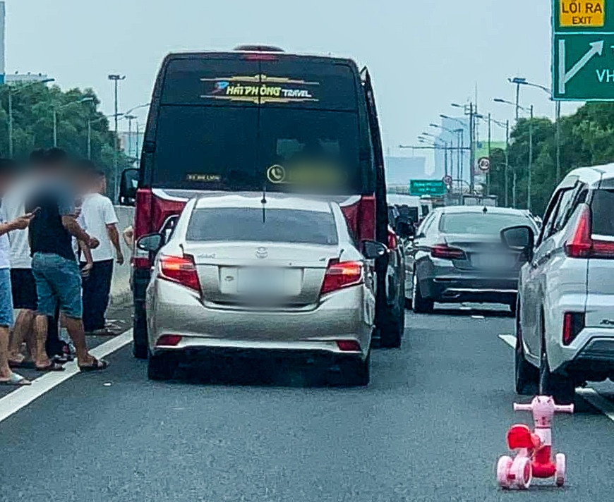 Tai nan lien hoan giua 4 oto tren cao toc Ha Noi - Hai Phong hinh anh