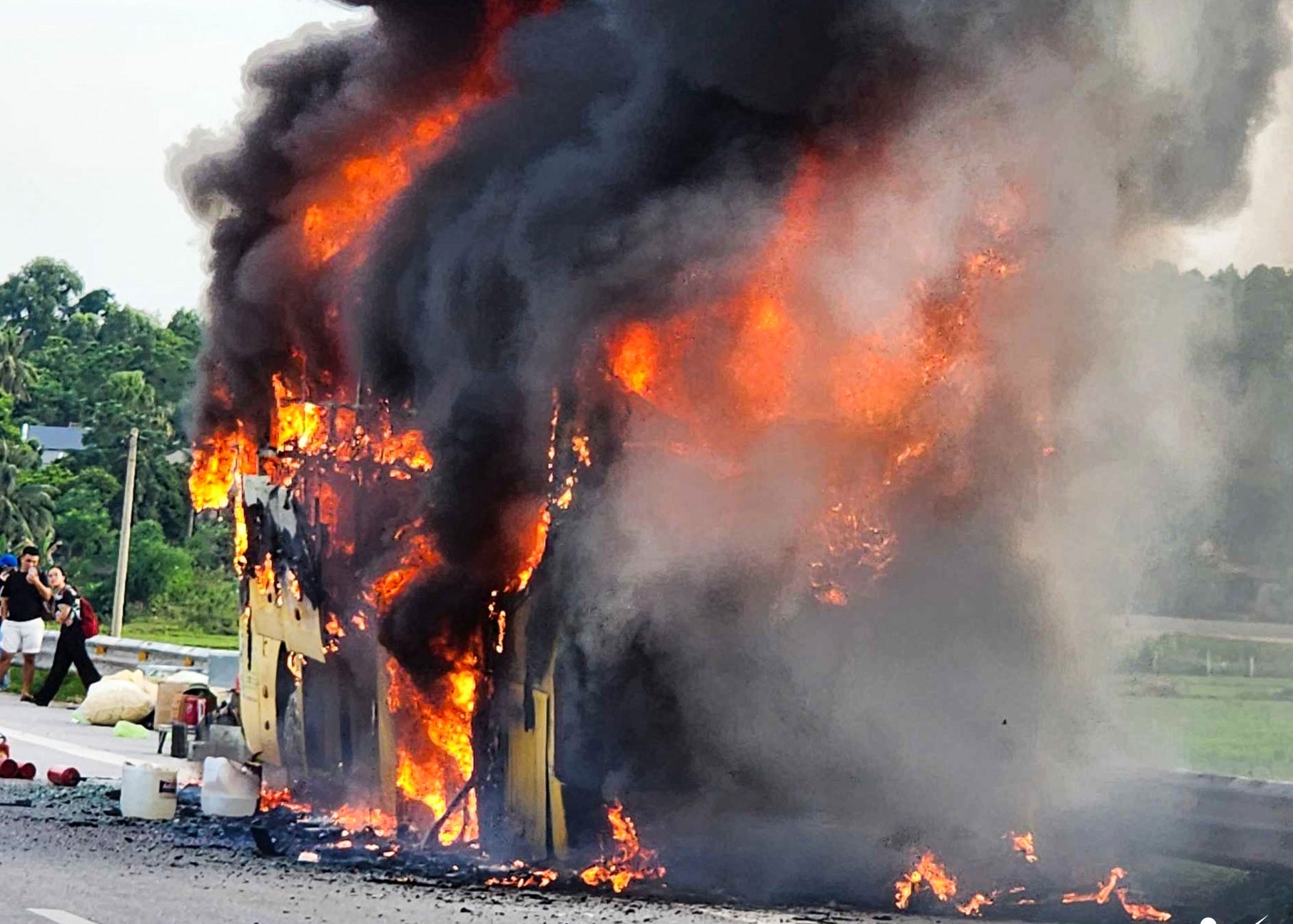 Xe khach chay tren cao toc, hanh khach nhao nhao thoat khoi hoa hoan hinh anh