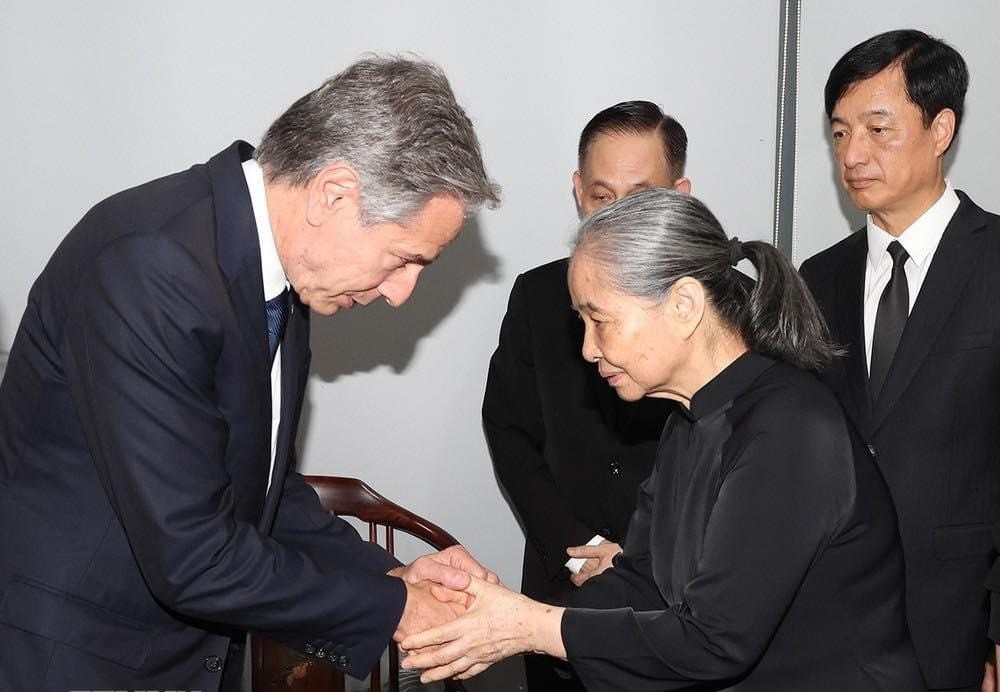 Ngoai truong My Antony Blinken chia buon voi gia dinh Tong Bi thu hinh anh