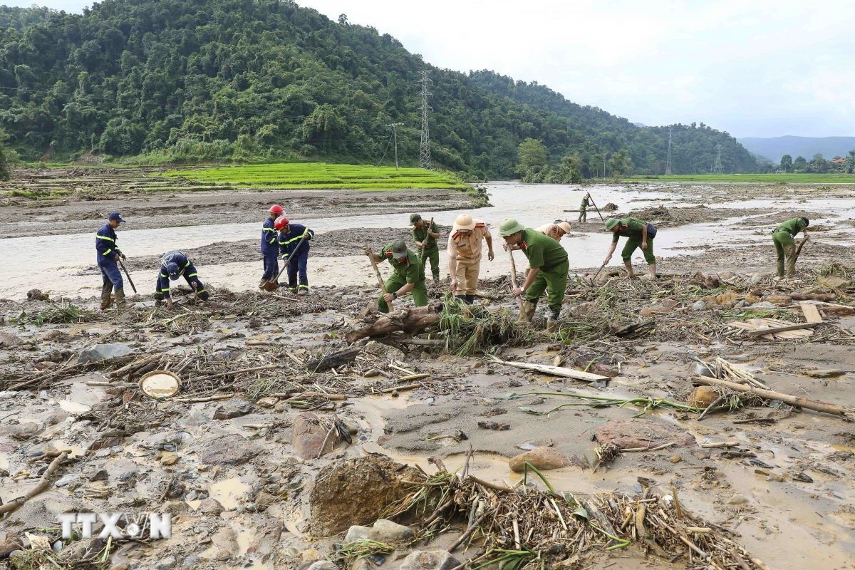 Lu quet cuon troi,  Dien Bien anh 1