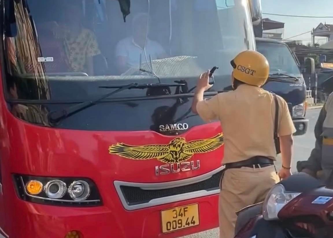 Tai xe dieu khien xe huc day canh sat giao thong va tang ga bo chay hinh anh