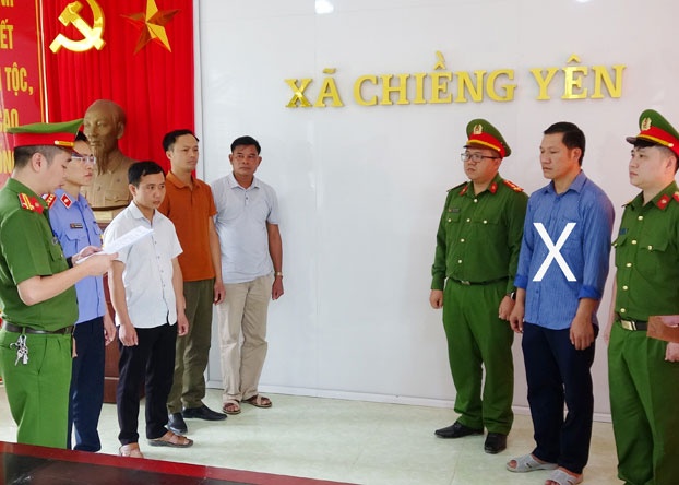 Chu tich xa 'bat tay' voi nhan vien cong ty tu nhan lam gia tai lieu hinh anh