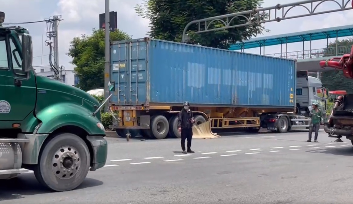 Thanh nien tu vong sau va cham giao thong, quoc lo qua TP.HCM un tac hinh anh