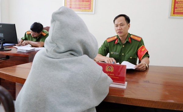 Tai dien thu doan gia hot girl ket ban, cuong doat tien hinh anh