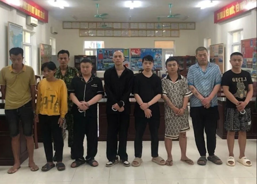 Bat 6 nguoi nuoc ngoai vuot bien, chuan bi lap duong day lua dao hinh anh